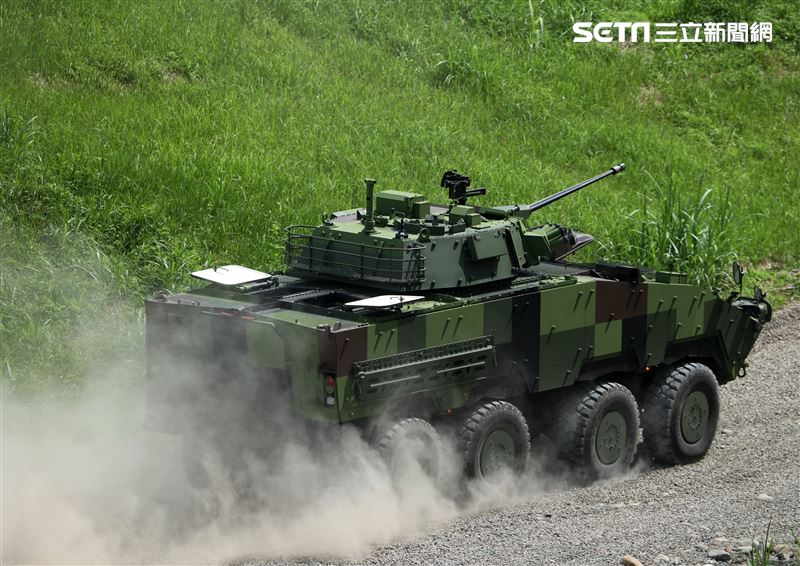 軍備局生產製造中心第209廠舉辦（雲豹）CM34輪型30公厘鏈砲戰鬥車動態性能展示。（記者邱榮吉/南投拍攝）
