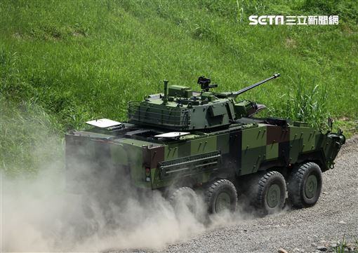 軍備局生產製造中心第209廠舉辦（雲豹）CM34輪型30公厘鏈砲戰鬥車動態性能展示。（記者邱榮吉/南投拍攝）