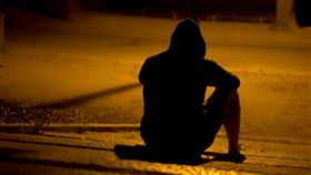 逃家，翹課,難過,醉漢,路邊,樓梯,路燈（示意圖／翻攝自Pixabay）