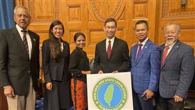 孫儉元赴麻州眾議會  黃子安等議員致意駐波士頓辦事處長孫儉元（右3）16日應邀赴麻薩諸塞州眾議會，與州眾議會亞裔小組主席黃子安（右）等議員合影。（駐波士頓辦事處提供）中央社記者尹俊傑紐約傳真  111年6月17日