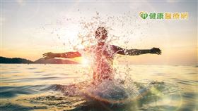 高雄長庚紀念醫院皮膚部副主任林尚宏醫師鼓勵他，「現在治療武器多元，不要放棄！」，選擇使用「生物製劑」進行治療，反應良好，治療半年後至今「皮膚完全乾淨。」而小林終於能穿上短袖、短褲，還跑到西子灣、墾丁玩水，新的藥物讓他的人生仿若脫胎換骨，充滿希望與美好。