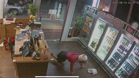 台中沙鹿區，婦人喝醉，爬行近居家屋店家，討飲料，露點(圖／翻攝自沙鹿之美臉書社團)