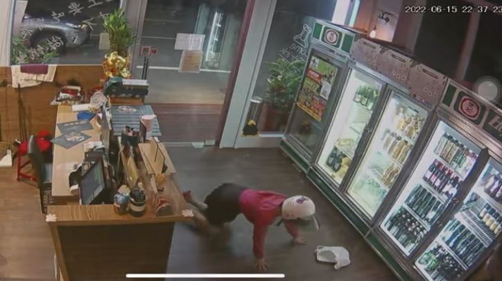醉婦跪爬進居酒屋　裸胸露點老闆驚嚇