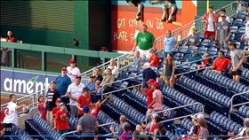 ▲小球迷一壘側看台美技接殺界外球。（圖／翻攝自MLB官網）