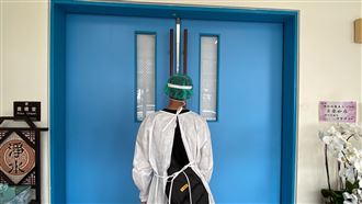 弟燒死8親人　兄隔門縫悲看妻女遺照