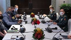 美國國防部長奧斯汀（左2）與中國國防部長魏鳳和（右1）10日在新加坡舉行兩人首次面談。（圖/翻攝自twitter.com/SecDef）
