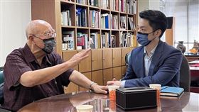 國民黨台北市長參選人蔣萬安拜會吳伯雄。（蔣萬安辦公室提供）