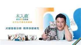 ▲寵愛動物的吳慷仁，為首支寵物保健品代言拍攝（圖／業者提供）