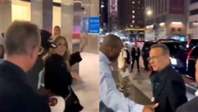 湯姆漢克「愛妻被撞倒」！他當街飆罵粉絲：他X的給我退後▲（圖／翻攝自推特）