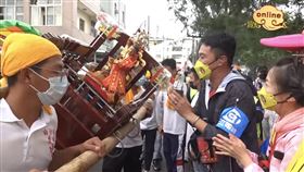 ▲主持人大堡奉上平安餅給太子爺。（圖／寶島神很大）