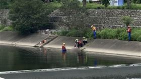 台中西屯港尾溪，男子撿釣竿落水，溺斃，釣客 (圖／翻攝畫面)