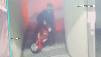 雨天地下室摔車　騎士怒：牽車也滑倒