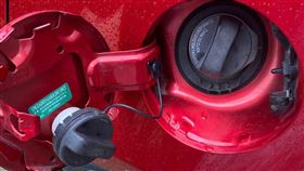 加完油回家！女驚見車上「寄生2油箱蓋」傻眼（圖／翻攝自梗圖集中營臉書）