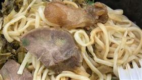 牛肉麵，牛肉綠斑，綠光，怪怪的，正常(圖／翻攝自DCARD)