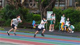 北市校園防疫7/1再鬆綁  開放跨縣市活動台北市教育局宣布，各學校自7月1日起調整防疫措施，開放跨校及跨縣市活動、校慶及體育競賽，家長可入場與觀賽。圖為台北市信義區一所國小學生在校內操場跑步。中央社記者張新偉攝  111年6月17日