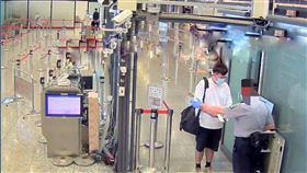 桃園夫妻雙屍案  主嫌犯案後搭機赴泰國（2）來自泰國的李姓男子及孕妻日前被泰國同鄉友人王大賢（右2）殺害後，裝進轎車後車廂，棄屍在桃園高鐵站附近停車場；王男犯案後搭機逃回泰國，原本身穿紅衣現身機場的他，登機前還先換成白色衣物。（警方提供）  中央社記者葉臻傳真  111年6月17日