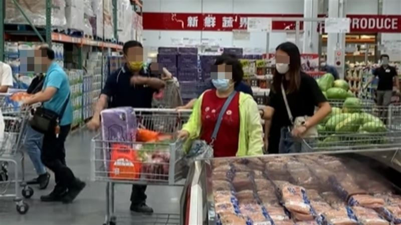 男子怒踹手推車　網友留言竟一邊倒！