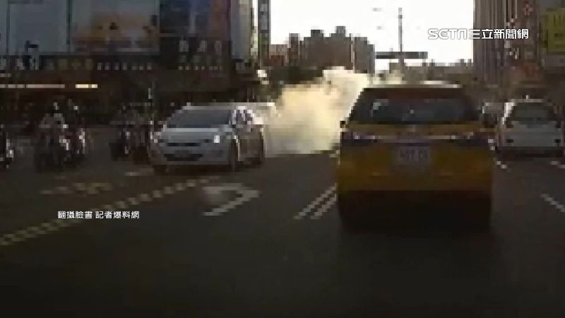 烏賊車趴趴走！噴白煙遮視線如墜仙境