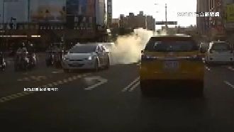 烏賊車趴趴走！噴白煙遮視線如墜仙境