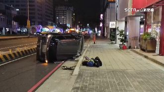 疑不熟路況！轎車自撞分隔島翻覆