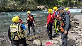  溪谷,新北,烏來區,沖走,釣魚（圖／翻攝畫面）