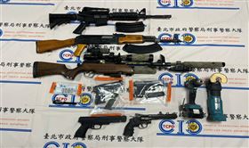 ▲33歲趙姓水電工花6個月時間，上網爬文自學改槍技術，還把轎車當成行動兵工廠，不排除販售牟利，被台北市刑警大隊逮獲。（圖／翻攝畫面）