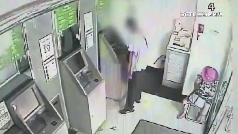 餘額不足領嘸錢　男持三秒膠封插卡槽