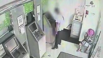 餘額不足領嘸錢　男持三秒膠封插卡槽