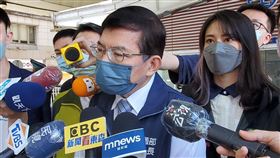 交通部將開放大型重機走蘇花改交通部長王國材（前中）14日上午視察台鐵汐科站時接受媒體聯訪表示，經半年試辦，他將同意蘇花改開放黃牌及紅牌大型重型機車通行。中央社記者王鴻國攝  111年6月14日