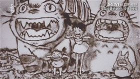 ▼▲鍾雪用沙畫繪畫方式呈現《龍貓》。（圖／Snow Sand Art 雪沙藝術創作-沙畫 授權）