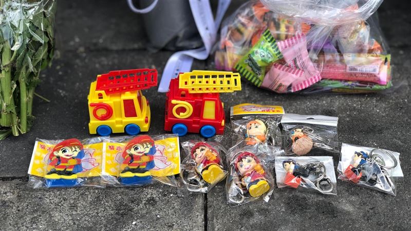 消防返輪胎行火場　親送玩具給小朋友