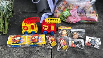 消防返輪胎行火場　親送玩具給小朋友