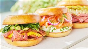 ▲三款星級貝果堡，依序為波浪培根起司貝果堡加一份芝麻葉、煙燻鮭魚乳酪貝果堡、魯本煙燻牛肉貝果堡（圖／好丘提供）