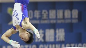 全運會男子體操個人全能  唐嘉鴻單槓出賽（1）110年全國運動會4日進行男子組競技體操個人全能決賽，「亞洲貓王」唐嘉鴻在拿手的單槓項目出賽。中央社記者吳家昇攝  110年10月4日