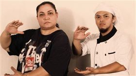 大馬國寶傳奇女星阿蒂巴諾（左）因罹患卵巢癌不幸離世，歌手黃明志不捨曬出兩人合拍電影劇照。（圖／翻攝自黃明志臉書）