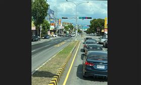 台中大雅中清路路面出現長達200公尺的油漬，害機車慘摔。（圖／翻攝臉書台中大雅生活分享圈社團）