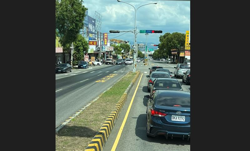 台中道路現200米長油漬　騎士慘摔
