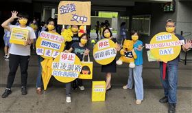 金陵女中高亞謙校長(右三)與教師一同參與，呼籲「孩子的心理健康須由全體教職員共同守護，停止網路霸凌」。（圖／董氏基金會提供）