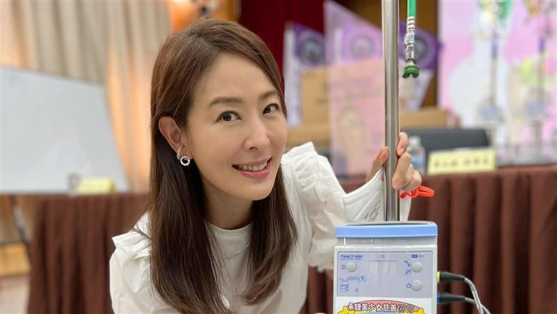 賈永婕神器送金門　笑喊要高粱網暖回