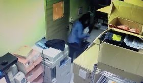 花蓮女公務員闖咖啡店辦公室小解（1）