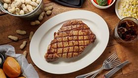 Texas Roadhouse德州鮮切牛排國際父親節肋眼牛排升級優惠。（圖／餐廳業者提供）
