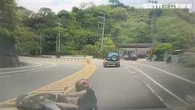 台三線苗栗三灣段死亡車禍，少年自摔滑對向車道。（圖／翻攝畫面）