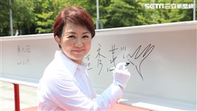 盧秀燕親自示範簽梁，邀市民見證國際會展中心百年基業。（圖／台中市政府提供）