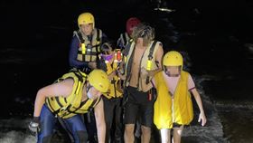 今（19）日晚間6時22分，台中豐原區埤豐橋下有民眾報案指出，總計5大1小因不明原因受困大甲溪沙洲，消防人員到場後可目視受困人員，無受傷或失溫情況。　
圖／警方提供