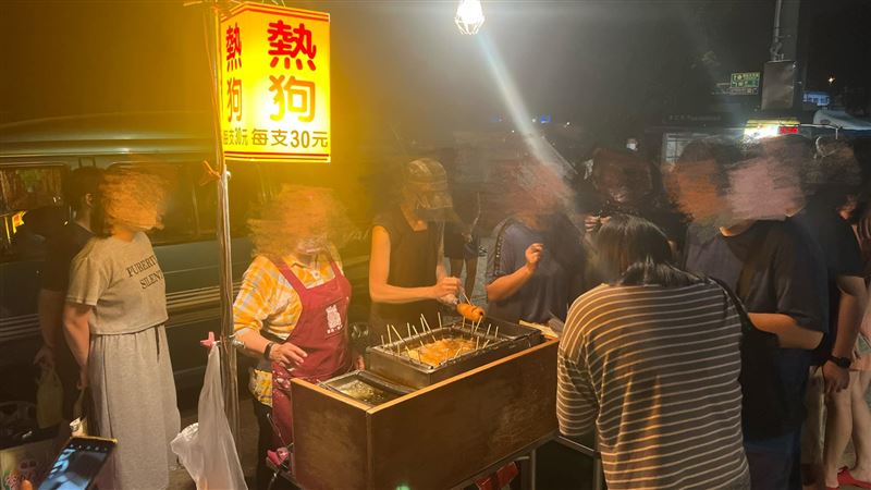 夜市熱狗竟得排隊1.5小時　他驚呆