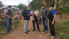 桃園雙屍命案  泰警再逮1嫌犯在台灣犯下雙屍命案的王姓嫌犯17日向泰國警方投案。警方調查發現，包括王嫌在內共有3人涉案，警方19日早上在東北膠拉信府再逮捕1名嫌犯塔納瓦（中著米色衣服者）。（泰國警方提供）中央社記者呂欣憓曼谷傳真  111年6月19日