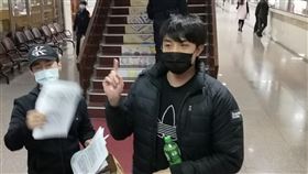 ▲台北市前市議員楊實秋的兒子楊澤祖(右)庭訊後與告他的蕭姓男子(左)一前一後離開法院。（圖／翻攝畫面）