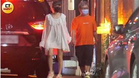 ▲納豆看來精神不錯，不過依依還是小心翼翼緊緊抓住他的手。（圖／CTWANT）