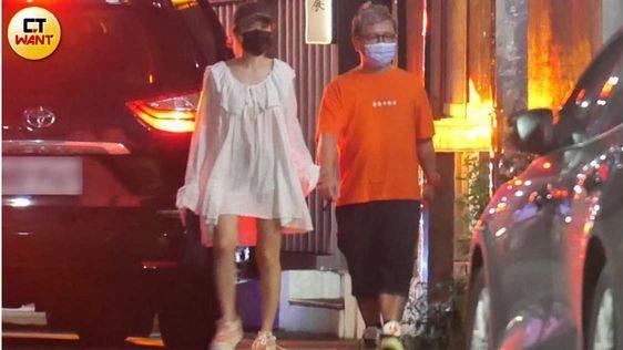 等依依下工　「納豆親自開車」載回家