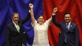 菲副總統搶先辦就職 與小馬可仕將維繫利益結盟菲律賓副總統當選人薩拉．杜特蒂（中）19日搶先總統當選人小馬可仕11天舉辦就職典禮。圖為菲國參院議長索托（左）和眾院議長費拉斯柯（右）5月25日宣布薩拉當選副總統。（薩拉競選團隊提供）中央社記者陳妍君馬尼拉傳真 111年6月19日